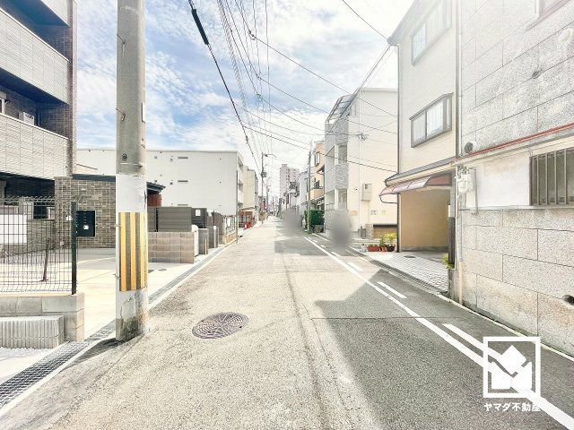 尼崎市神田中通８丁目１期の前面道路含む現地写真|前面道路幅員約5.7mとゆったりとした広さがあるのでファミリーカー等の車の出入りもしやすい立地です。