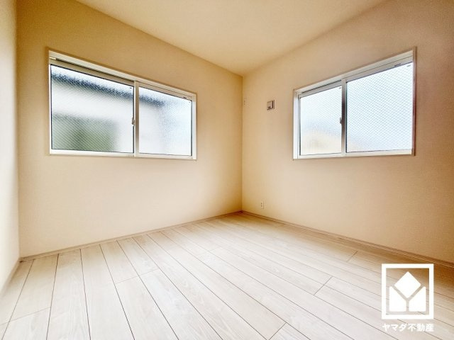 尼崎市神田中通８丁目１期の洋室|約4.5帖の3階洋室です。2面採光の窓から明るい光が降り注ぎます。柔らかな光が差し込むお部屋で、快適で落ち着いた生活をお送りいただけます。