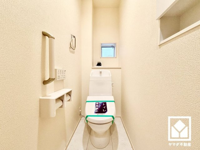 尼崎市神田中通８丁目１期のトイレ|トイレはジャニス工業のBMシリーズを採用。1階・2階の2か所に設置されているので、朝の忙しい時間帯も混雑を避けやすい間取りです。温水洗浄便座付きで、季節を問わずいつでも温かい便座をお使いいただけます。