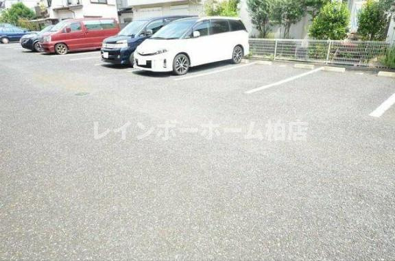 特典：仲介手数料が50％OFFです‼の駐車場|駐車場完備です