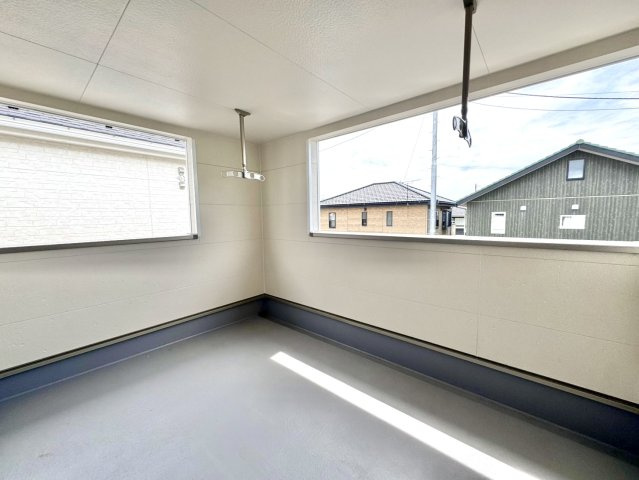 【新築戸建】前橋市川原町第4のバルコニー|■バルコニー（2号棟）｜普通のバルコニーより広い仕様のバルコニー。洗濯物やお布団だけでなく雨の日にたまった洗濯物はもちろん、プランターを置くことで家庭菜園も可能です♪