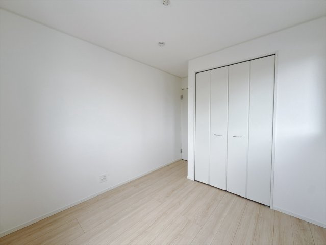 【新築戸建】前橋市川原町第4の洋室|■2階洋室（2号棟）｜ナチュラルカラーの床です。模様替えなどとても楽しく工夫できます♪陽当たり、風通しもとても良いので毎日快適な生活スタートです！子供部屋にも良いですね♪