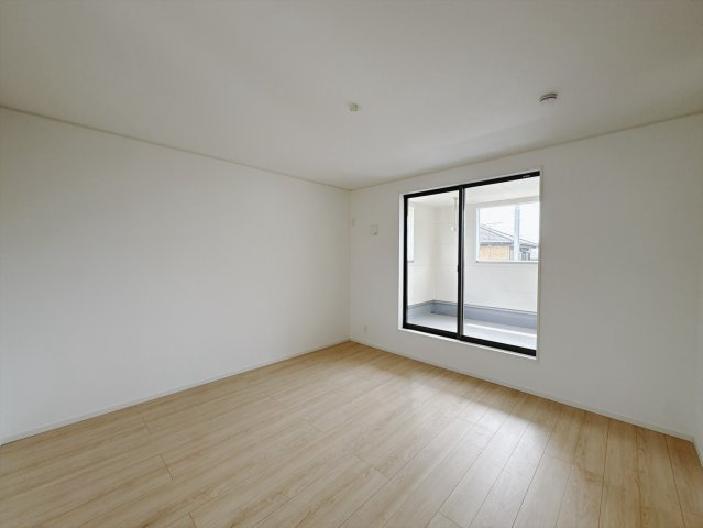 【新築戸建】前橋市川原町第4の洋室|■2階洋室（2号棟）｜2階洋室には大きな窓をご用意しています。日中はあたたかな日差し差し込み自分時間も充実できますね＾＾