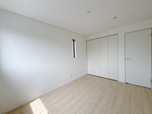 【新築戸建】前橋市川原町第4の洋室|■2階洋室（2号棟）｜お子様の一人部屋にピッタリな洋室。木のぬくもりを感じるフローリングは、天然木の味わいが時とともに深みを増していきます。また、傷にも強く、フリーワックスでお手入れもラクラクです♪