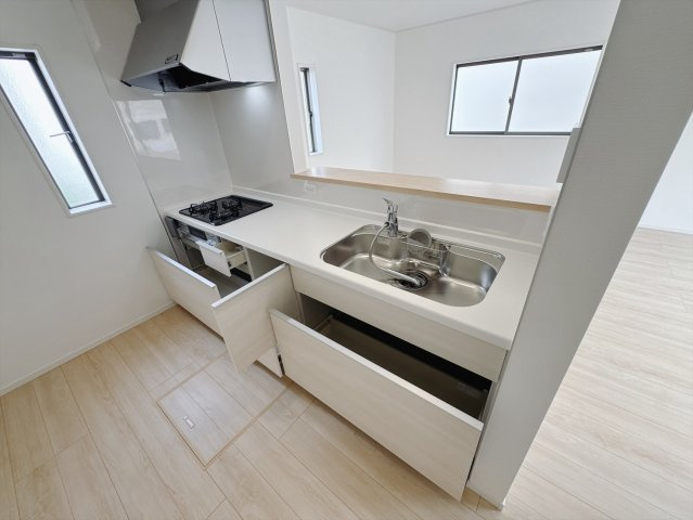 【新築戸建】前橋市川原町第4のキッチン|■キッチン（2号棟）｜全スライド式収納キッチン♪お皿や鍋の出し入れもラクラクです（＾＾）！