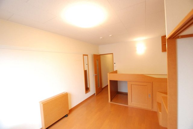 レオパレスエムエムの居間・リビング|1階フローリング、2階カーペット
