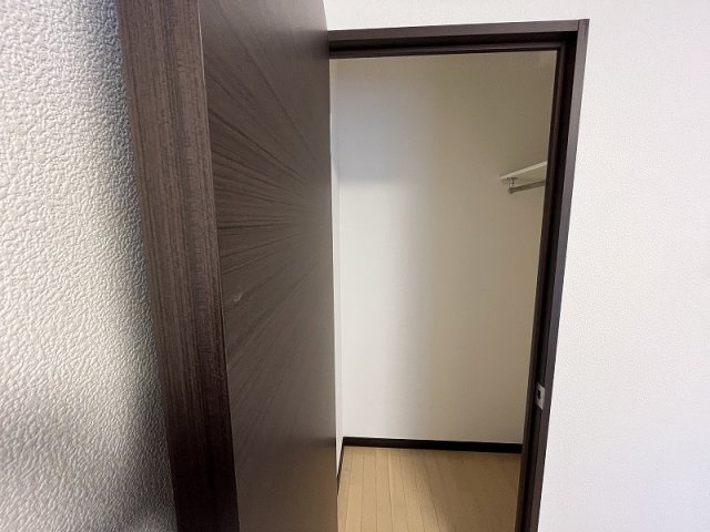 レオパレスホワイトヒルズ西生田の内装|ウォークインクローゼット
