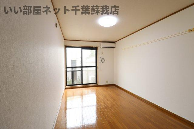 ラ・セゾンの洋室|落ち着いた色調の洋室です