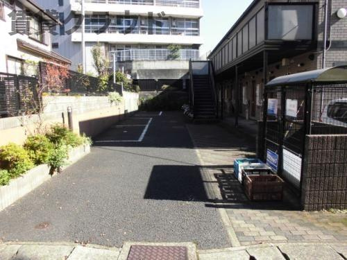 ラ・セゾンの駐車場|車をお持ちの方に嬉しい駐車場付きの物件です