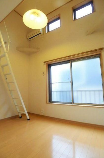 ハイネス元町の居間・リビング
