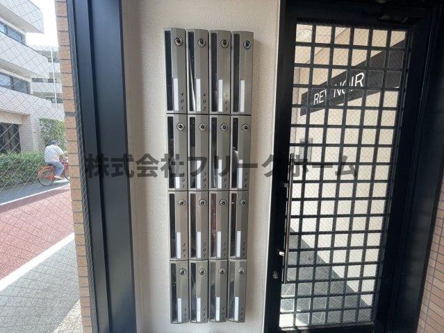 武蔵野市西久保２丁目の賃貸マンションのエントランス