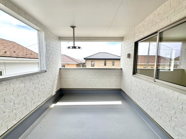 【新築戸建】前橋市川原町第4のバルコニー|■バルコニー（3号棟）｜沢山の洗濯物も天候に左右されず干せますし、休日にはソファーを置いてゆっくり過ごすことも可能です♪一目を気にせず皆でバーベキューもいいですね♪