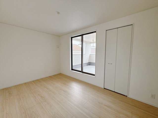 【新築戸建】前橋市川原町第4の洋室|■2階洋室（3号棟）｜お子様の一人部屋にピッタリな洋室。木のぬくもりを感じるフローリングは、天然木の味わいが時とともに深みを増していきます。また、傷にも強く、フリーワックスでお手入れもラクラクです♪
