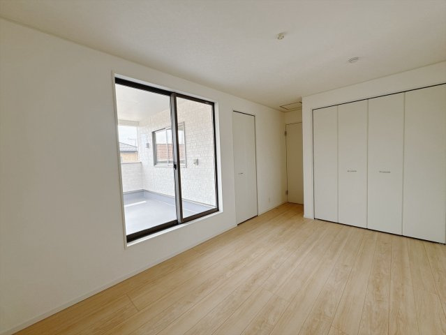 【新築戸建】前橋市川原町第4の洋室|■2階洋室（3号棟）｜ナチュラルカラーの床です。模様替えなどとても楽しく工夫できます♪陽当たり、風通しもとても良いので毎日快適な生活スタートです！子供部屋にも良いですね♪