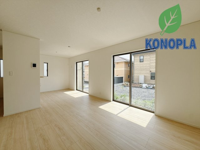 【新築戸建】前橋市川原町第4の居間・リビング|■リビング（3号棟）｜落ち着きのある表情を見せるリビングダイニング。太陽の光がたっぷり差し込むリビングは、自然とご家族が集まる居心地の良い空間です。