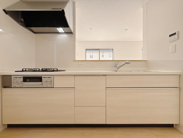 【新築戸建】前橋市川原町第4のキッチン|■キッチン（3号棟）｜作業がはかどる広々カウンタースペース。会話がはずむ「オープンキッチン」なので家族とのコミュニケーションも活発になります。