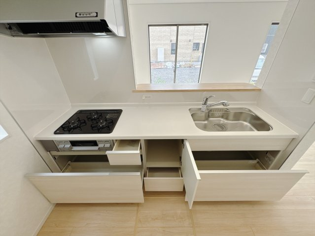 【新築戸建】前橋市川原町第4のキッチン|■キッチン（3号棟）｜全スライド式収納キッチン♪お皿や鍋の出し入れもラクラクです（＾＾）！