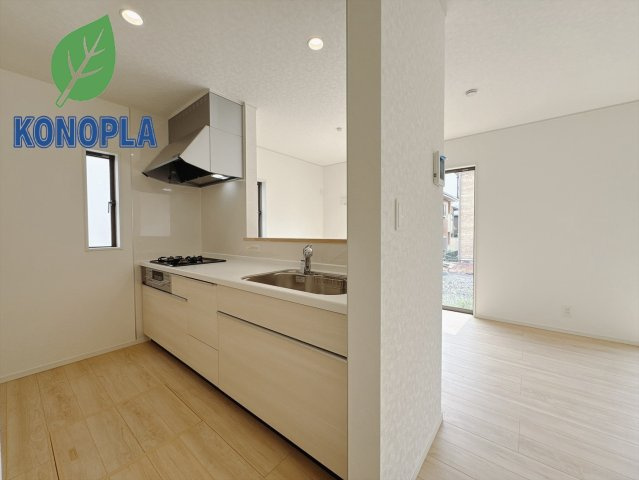 【新築戸建】前橋市川原町第4の居間・リビング|■リビング（3号棟）｜時の流れと共に陽射しは装いを変え空間に新たな彩りを与えます。一日中家に居ても飽きることなく過ごすことができる素敵な空間です♪