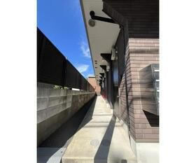 千葉市花見川区幕張本郷７丁目のアパートのエントランス