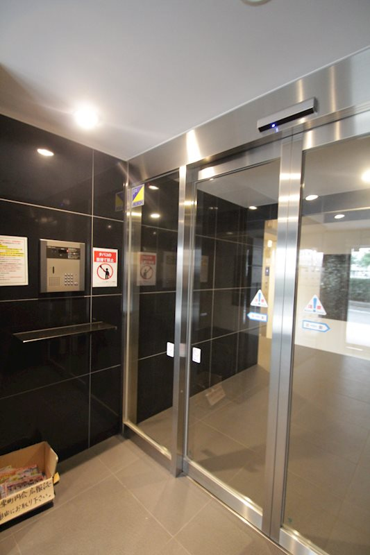 横浜市南区睦町１丁目の賃貸マンションのエントランス