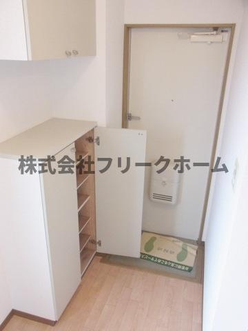 三鷹市上連雀５丁目のアパートの玄関