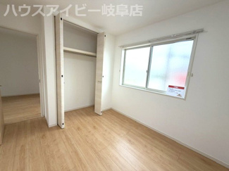 【洋室】 | 岐阜市西中島！築7年中古住宅！お車スペース3台可能！ご家族様にちょうどいい4LDK！お買い物便利！ | 岐阜市西中島！築7年中古住宅！お車スペース3台可能！ご家族様にちょうどいい4LDK！お買い物便利！