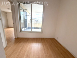 【洋室】 | 岐阜市西中島！築7年中古住宅！お車スペース3台可能！ご家族様にちょうどいい4LDK！お買い物便利！ | 岐阜市西中島！築7年中古住宅！お車スペース3台可能！ご家族様にちょうどいい4LDK！お買い物便利！