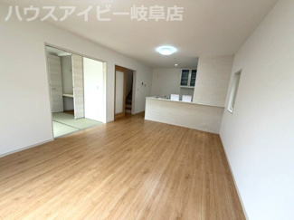 【居間・リビング】 | 岐阜市西中島！築7年中古住宅！お車スペース3台可能！ご家族様にちょうどいい4LDK！お買い物便利！ | 岐阜市西中島！築7年中古住宅！お車スペース3台可能！ご家族様にちょうどいい4LDK！お買い物便利！