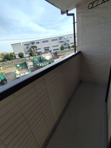 【バルコニー】 | リバーサイド桜木通 | 同建物内別部屋の写真です。