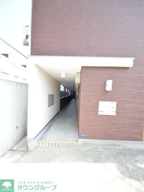 千葉市中央区宮崎２丁目のアパートのエントランス