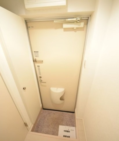 千葉市中央区宮崎２丁目のアパートの玄関