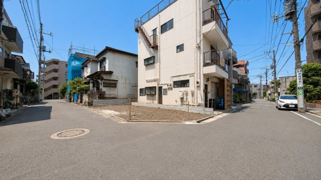 足立区中央本町4丁目条件無し売地の前面道路含む現地写真|角地ならではの開放感と利便性を兼ね備えた好立地！確かな資産として次世代へ繋ぐことが叶います！
