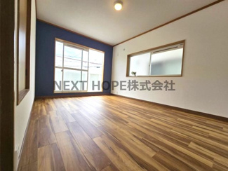 【洋室】 | 宝塚市安倉南４丁目中古戸建リフォーム済み | ２階洋室6帖です♪バルコニーに面した明るく開放的な室内です！！アクセントクロスもステキに施されております！！