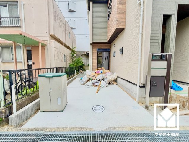 伊丹市松ケ丘１丁目２期の駐車場|1台分はカースペースになっています。玄関のそばで荷物の上げ下ろしができるので便利です。重い荷物や雨の日の移動もスムーズで、快適なカーライフを実現。来客時にも便利です。（建築中の写真です）
