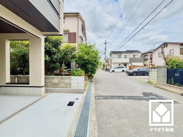 伊丹市松ケ丘１丁目２期の前面道路含む現地写真|前面道路幅員約5.9mとゆったりとした広さがあるのでファミリーカー等の車の出入りもしやすい立地です。