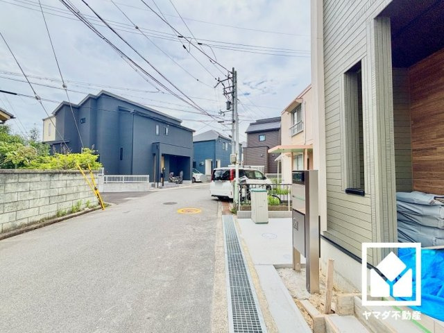 伊丹市松ケ丘１丁目２期の前面道路含む現地写真|3段階中最も高いレベルの耐震等級3を取得した、災害復興拠点に求められる水準の耐震性を備えた住宅。繰り返す揺れに配慮された制震装置も搭載しており、住宅の耐震性能を維持しながら居住性を高めます。