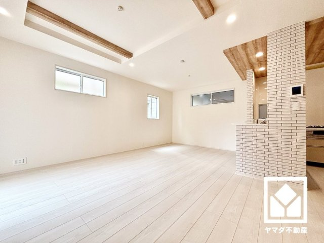伊丹市松ケ丘１丁目２期の居間・リビング|折り上げ天井で開放感をプラス。東向き・南向き・西向きの3面採光の窓から柔らかな自然光を取り込む、明るく心地の良いリビングです。