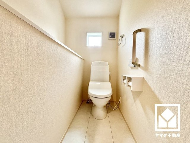 伊丹市松ケ丘１丁目２期のトイレ|トイレはジャニス工業のBMシリーズを採用。1階・2階の2か所に設置されているので、朝の忙しい時間帯も混雑を避けやすい間取りです。ワイヤレスリモコン式の温水洗浄便座付き。
