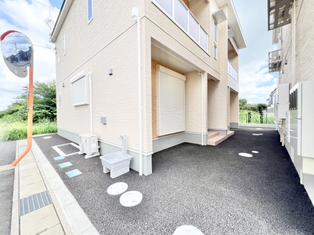 さくらハウスのエントランス|毎日通るエントランスはこのようになっています。外水栓あります。