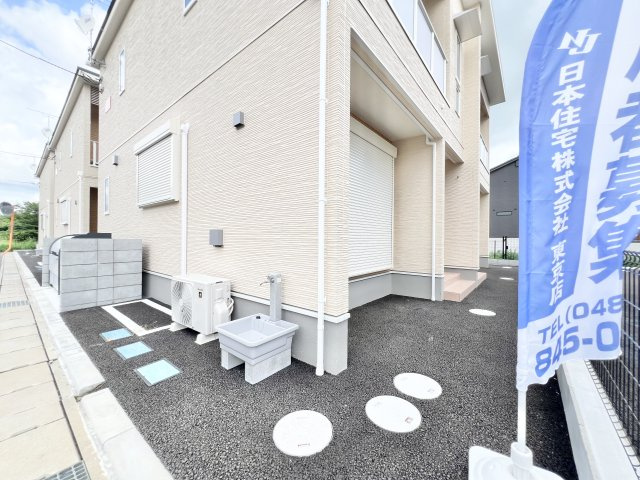 さくらハウスのエントランス|ゆとりのあるエントランスです。外水栓、駐輪場あります。