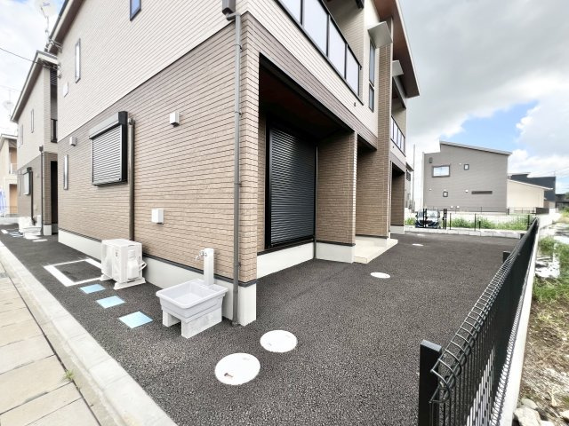 さくらハウスのエントランス|毎日通るエントランスはこのようになっています。外水栓、駐輪場あります。