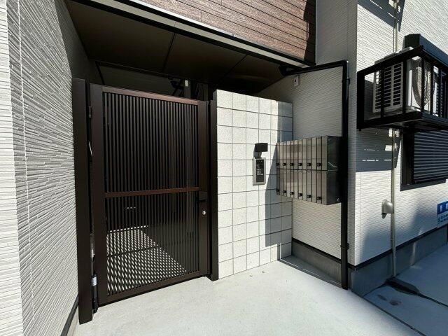 ＰＬＯＵＧＨ並木町のエントランス
