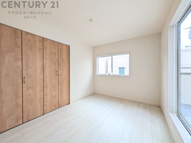子供部屋…創造性や成長を促す遊びの空間を提供。学習や趣味に集中できる環境を整えます。個別のプライベートスペースは自己表現と自立心を育み、心地よい睡眠環境を整えリラックスできる場所を提供。