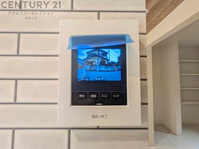 訪問者が来たときにテレビ画面で確認できるため、安心してドアを開けられます。録画機能があるものもあり、留守中に来訪者を記録しておくことができます。利便性が高く、セキュリティ面でも安心です。