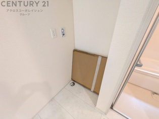 洗濯物の仕分け作業がしやすく、整理整頓が容易になります。洗濯音や湿気を他の部屋に持ち込まず、生活環境を快適に保ちます。上部を活用すれば収納スペースを確保でき洗剤や洗濯用品の整理もしやすくなります。
