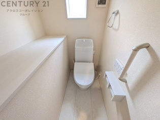 温水洗浄便座付トイレは温水洗浄機能により、暖かい水でおしりを洗浄することができ、冷たい水を使う従来の便座に比べ、温水洗浄機能で暖かいトイレを提供し、快適な使用を可能にします。