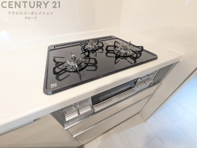 多数の調理器具を同時に使用でき、料理の効率化が可能。省エネで節約になり、様々な料理スタイルに適応できます。また、火力調整が独立しており、手入れや掃除もしやすく、今よりもっとお料理が楽しくなるかも。