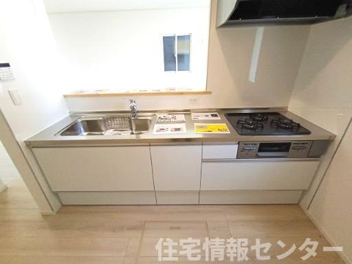 クレイドルガーデン下松市桜町 第1の浴室|シックなアクセントパネルが落ち着いた雰囲気を演出するバスルーム。小窓付きで自然光が差し込み、換気もスムーズ。雨の日のお洗濯に重宝する浴室乾燥機（物干しバー）やゆったり浸かれる浴槽を備えた空間です。