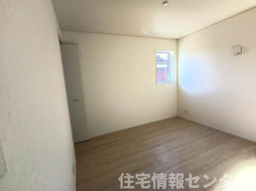 クレイドルガーデン下松市桜町 第1のバルコニー|屋根付きで急な雨でも安心なインナーバルコニー。青空が広がる開口部からは心地よい風が通り抜けます。便利なお物干し金物を備えており、毎日の洗濯物干しはもちろん、憩いのスペースとしても活躍する空間です。