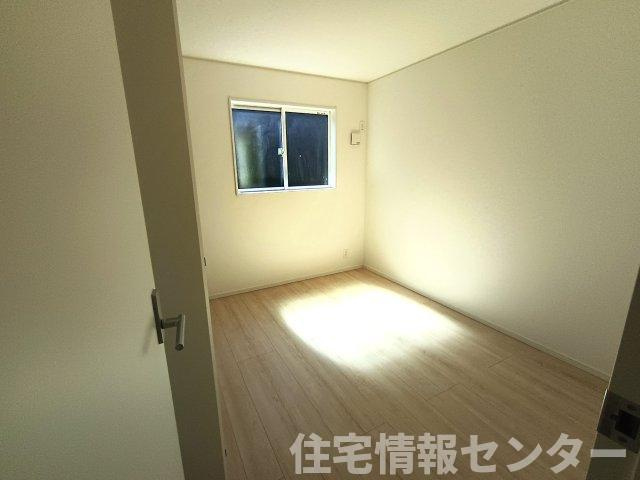 クレイドルガーデン下松市桜町 第1の収納|衣類だけでなく季節物の家具やキャリーケースもスッキリ収まる大容量のウォークインクローゼット。奥行きのある広々としたスペースに加え、換気や明るさを取り込めるスリット窓が付いている点も魅力です。